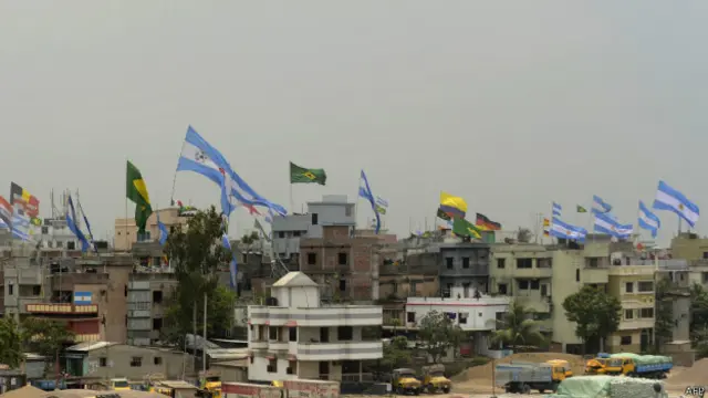 बांग्लादेश में लोगों पर फुटबॉल विश्वकप का बुखार