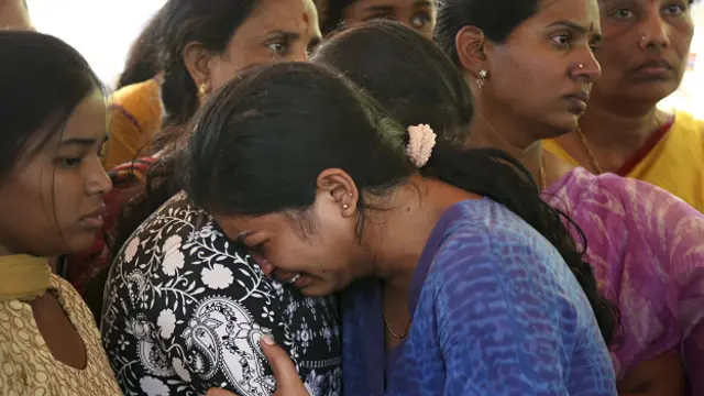 एक छात्रा की मौत पर शोक जाहिर करते हुए रिश्तेदार 