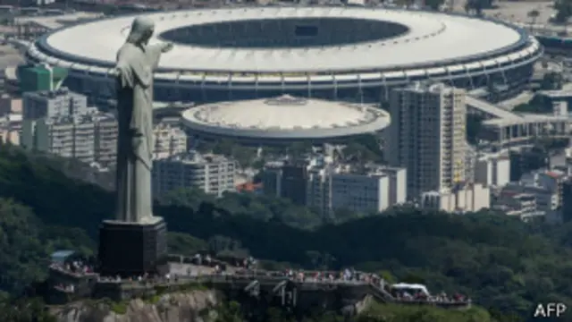 La estatua del Corcovado delante del estadio de Maracaná en Río de Janeiro.