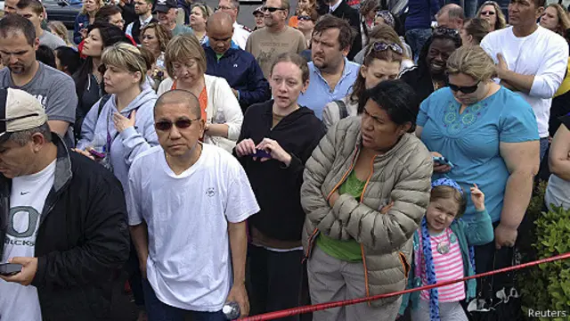 学生家长在外面焦急地等待