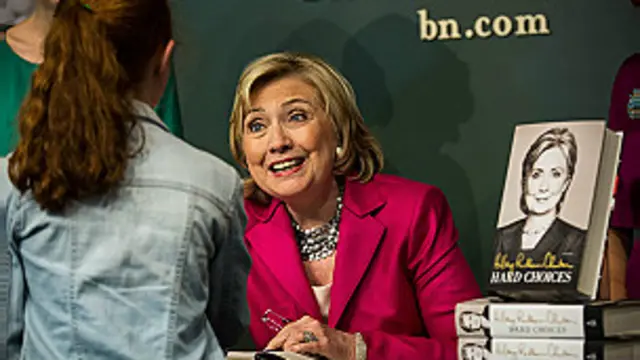 هیلاری کلینتون می گوید منوچهر متکی، وزیر امور خارجه پیشین ایران دو بار جواب سلامش را نداده است