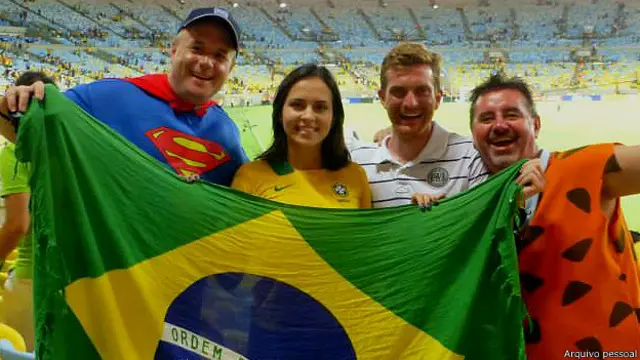 Glynn Davies (à esquerda, de Super-Homem) no Maracanã, no ano passado (Arquivo pessoal)