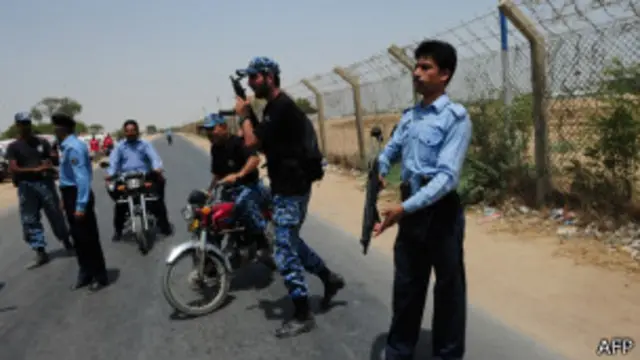 کراچی کے ہوائی اڈے کے احاطے میں اتوار کو ہونے والے حملے کے بعد سکیورٹی ہائی الرٹ ہے