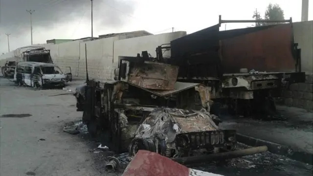 Xác xe quân sự nằm rải rác trên các con đường ở Mosul