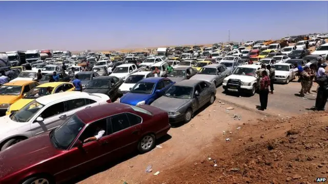 Hàng trăm chiếc xe từ Mosul gây tắc nghẽn giao thông bên ngoài thành phố Erbil lân cận