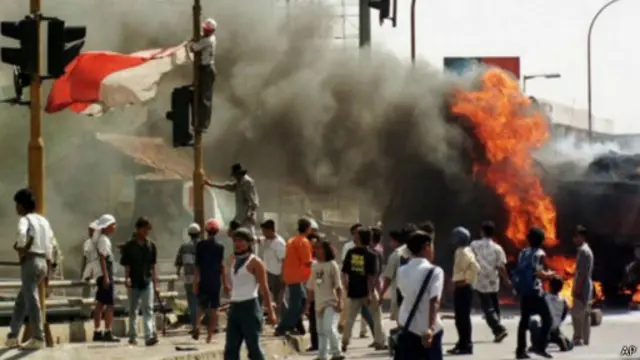 Ketegangan dalam kerusuhan Mei 1998, menjelang tumbangnya Soeharto. 