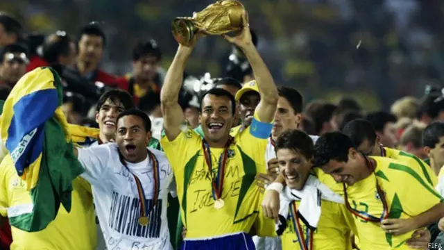 Cafu levantando a taça do mundo em 2002 (FIFA)