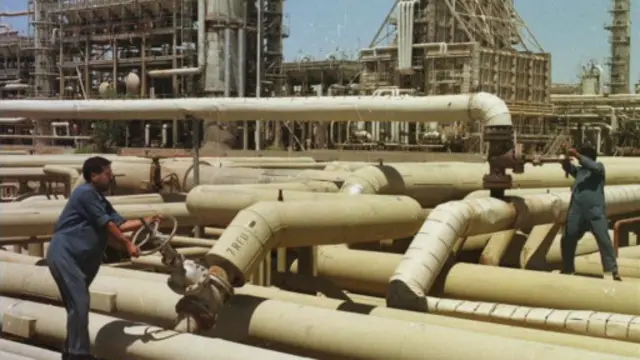 تفيد الانباء بأن حراس مصفاة النفط وافقوا على الانسحاب شريطة نقلهم بأمان لمدينة أخرى