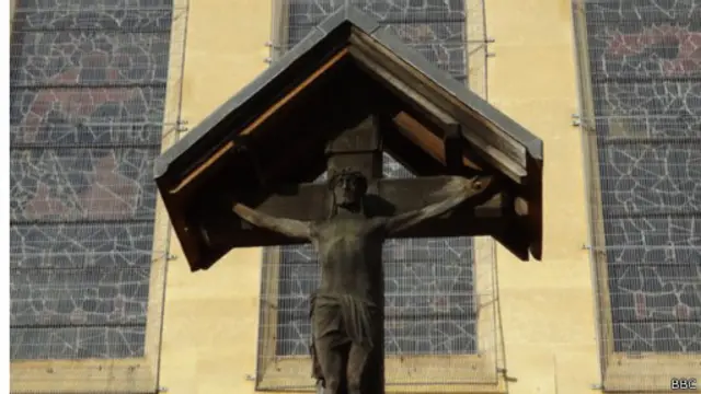 قادت المؤرخة تايلور حملة لاسترداد نصب الحرب في كنيسة القديس بول، والذي صممه ستادرت كينيدي