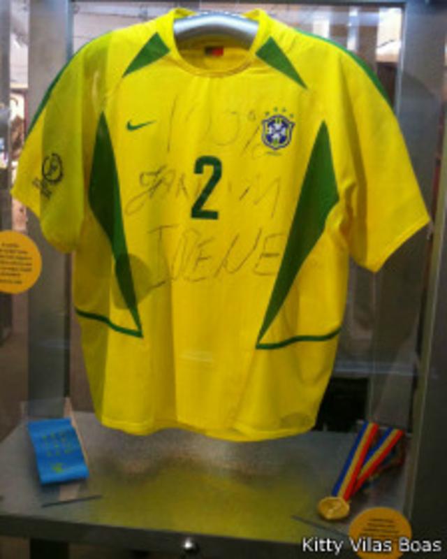 Camisa utilizada por Cafu em 2002 está em exposição no Ibirapuera (Crédito: Kitty Vilas Boas)