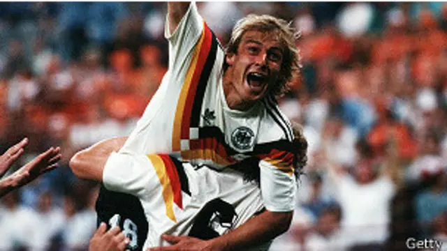 Jürgen Klinsmann com a tradicional camisa branca alemã na final da Copa de 1990