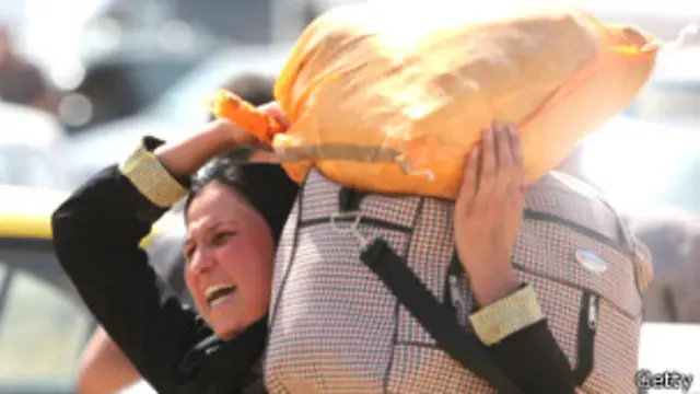 Umwe mu bantu bakomeje guhunga imvururu mu mujyi wa Mosul