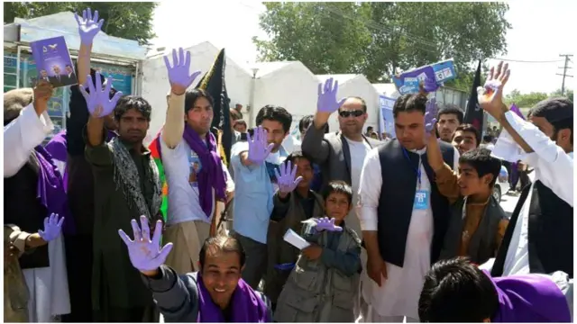 هواداران آقای غنی آنچه را که "کمپین خانه به خانه" می نامند، امروز شدت بخشیدند. رنگ انتخاباتی آقای غنی ارغوانی است و شماری از هواداران او دستان خود را ارغوانی کردند.