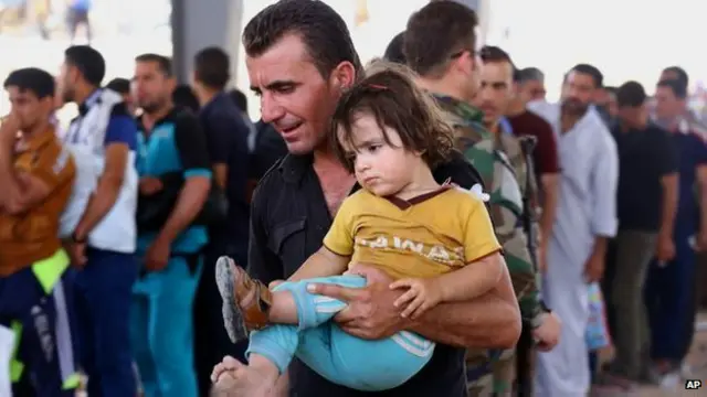 इराक संकट के दौरान एक पिता अपने बच्चे के साथ