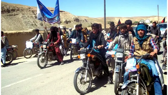 هواداران موتورسیکلیت سوار آقای غنی در غور.