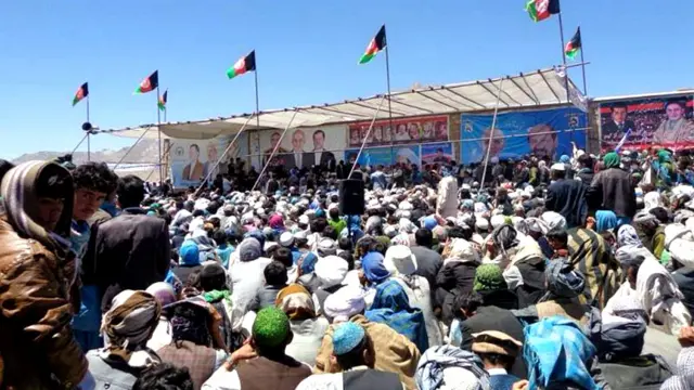 اما ستاد اشرف غنی احمدزی در روز آخر کارزار انتخاباتی توجه خود را به بیرون از پایتخت متمرکز کرد. او با هر دو معاونش، عبدالرشید دوستم و سرور دانش به زادگاه آقای دانش در دایکندی رفتند.