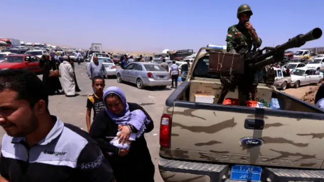 يقدر عدد النازحين من الموصل بنحو نصف مليون شخص.