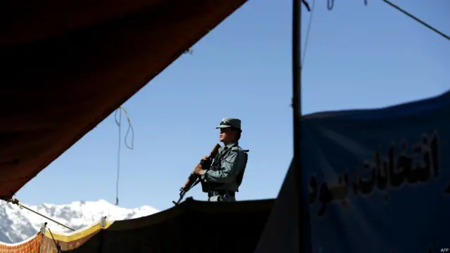 بیست روز کارزار انتخابات زیر سایه تهدیدهای امنیتی برگزار شد. در روزهای اخیر با تشدید فعالیت های گروه طالبان، تدابیر امنیتی بیشتری به اجرا درآمد. در روز آخر مبارزات انتخاباتی این تدابیر شدت یافته است.