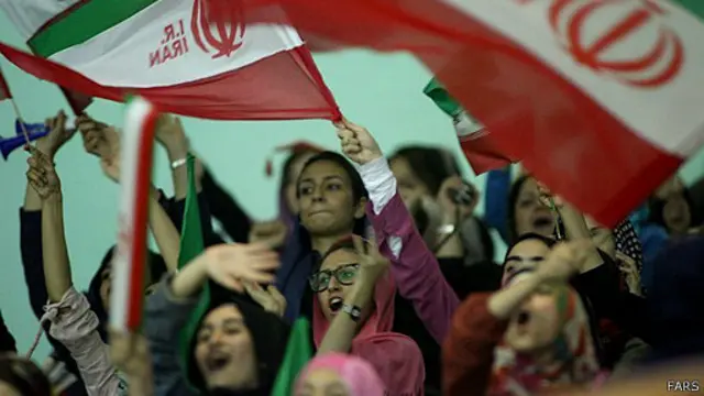گروهی از فعالان حقوق زنان در ایران پیگیر حق حضور آنها در ورزشگاه‌ها هستند