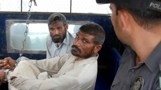 35 سے 40 برس کے یہ دونوں بھائی اس سال اپریل میں جب گرفتار ہوئے تو ان کے گھر سے ایک بچے سر برآمد ہوا