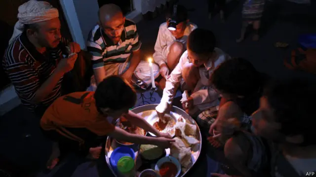 انقطاع الكهرباء أثر على حياة الناس.