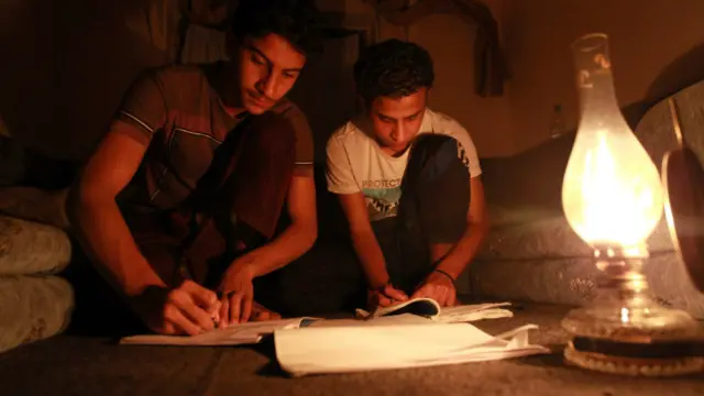 التلاميذ اضطروا إلى مراجعة دروسهم على ضوء مصابيح بدائية.