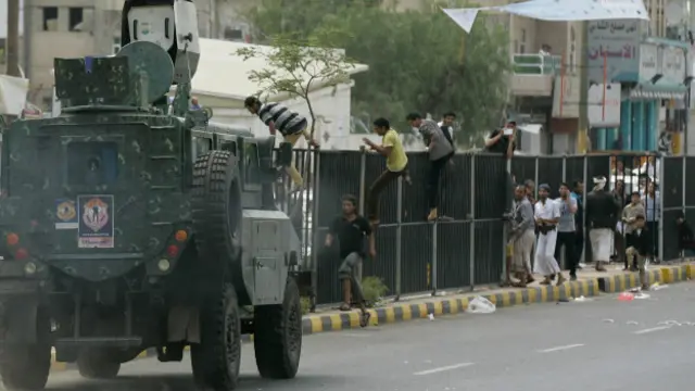 متظاهرون تسلقوا أسوار بعض المنشآت تعبيرا عن الغضب من تأثير أزمة الوقود على حياتهم.