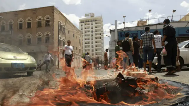 حرق الإطارات انتشر في شوارع صنعاء.