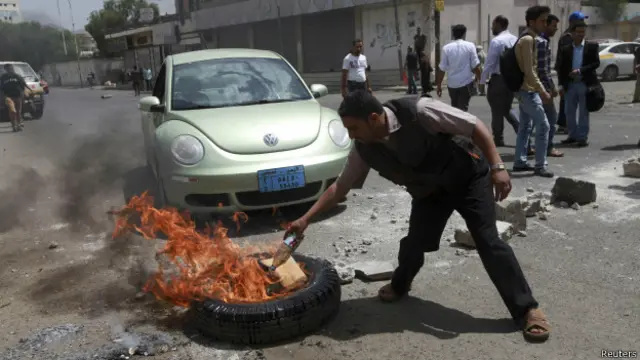 بعض المتحتجين أغلقوا شوارع بإطارا سيارات محترقة.