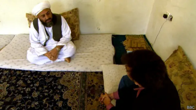 طبقه پایین خانه آقای متوکل ظاهر سنتی دارد اما طبقه بالا با مبل فرش شده