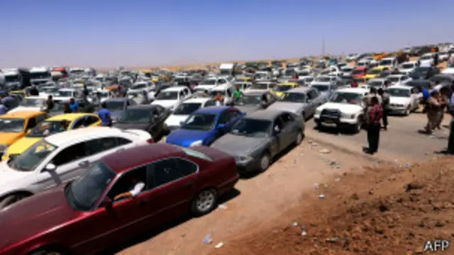 ထွက်ပြေးလာကြတဲ့ မြို့ခံတွေရဲ့ ယာဉ်တွေ