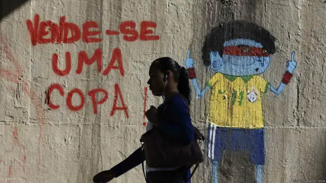 Artistas usam muram da cidade para protestar contra o Mundial