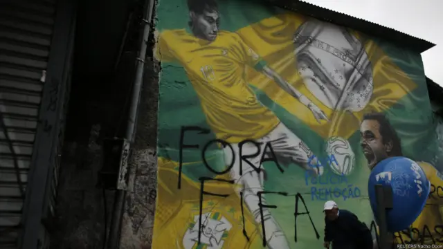 Artistas usam muram da cidade para protestar contra o Mundial