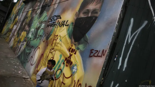 Artistas usam muram da cidade para protestar contra o Mundial