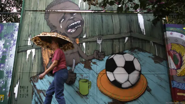 Artistas usam muram da cidade para protestar contra o Mundial