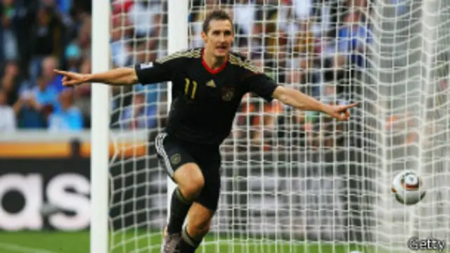 Klose comemora gol marcado durante a Copa de 2010