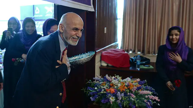 اشرف غنی احمدزی، امروز در چندین گردهمایی تبلیغاتی حاضر شد. او در میان شماری از استادان، ورزشکاران و جوانان در کابل در مورد وضعیت آموزش و پرورش و نصاب آموزشی مدارس و دانشگاه‌های افغانستان صحبت کرد. 