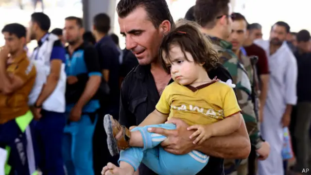 نزح مئات الآلاف من مدينة الموصل بعد هجوم مسلحي داعش عليها.