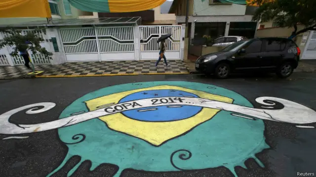 Pintura da Copa em rua de Santos (SP)