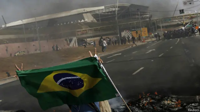 Manifestantes protestam próximo ao estádio Arena Corinthians (foto: Reuters)