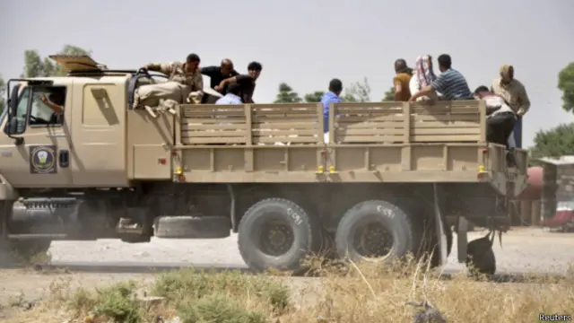 وزیرِ اعظم نوری المالکی نے کہا ہے کہ شدت پسندوں کے خلاف لڑنے کی بجائے فرار ہونے والے سکیورٹی اہلکاروں کو سزائیں دی جائیں گی