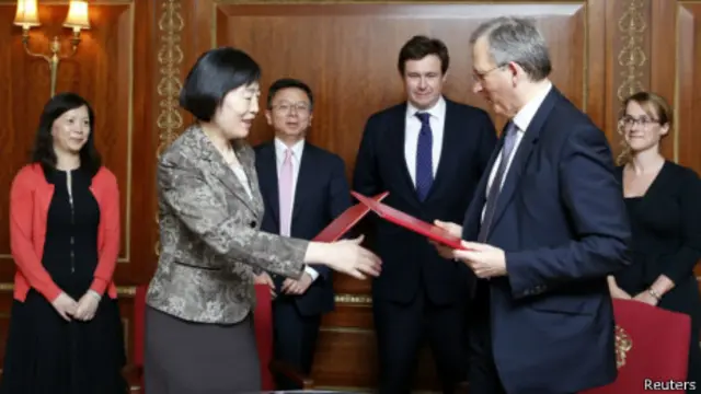 英國央行與中國央行在倫敦簽署了一份諒解備忘錄(31/03/2/14)