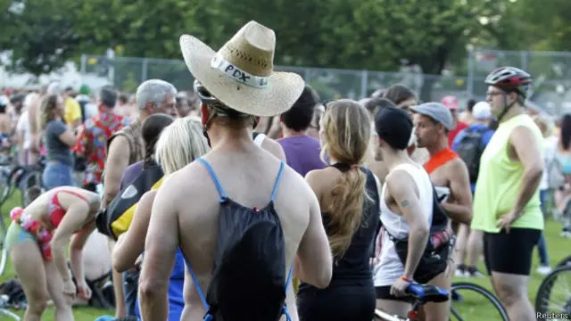 Aksi bersepeda bertelanjang ini untuk mendukung gerakan bersepeda.