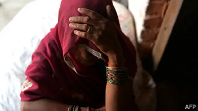 දූෂණයට ගොදුරු වූ 'උත්තර ප්‍රදේශ්' තරුණියකගේ මවක් 