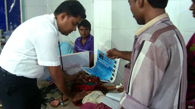 मुजफ्फरपुर के केजरीवाल अस्पताल में भर्ती बच्चे का इलाज करते डॉक्टर