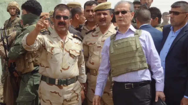 نجم الدين عمر كريم محافظ كركوك الكردي يتفقد القوات التي انتشرت في الطريق من كركوك إلى الموصل وبيجي.