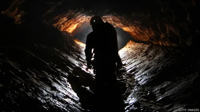 یوہان ویسٹ ہاؤزر جرمنی کے گہرے ترین غار میں پتھر گرنے کے باعث دب گئے تھے