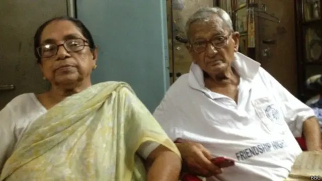 फ़ुटबॉल प्रशंसक बुजुर्ग दंपति