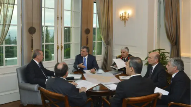 الرئيس التركي عبدالله غل اجتمع برئيس الوزراء أردوغان وبعض المسؤولين في الحكومة لبحث موضوع الأتراك المحتجزين في الموصل.