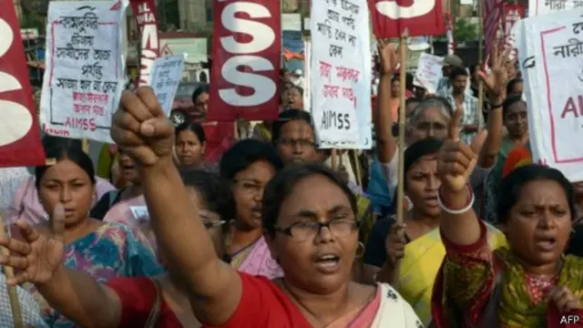 أثار العثور على فتاتين تعرضتا للاغتصاب الجماعي والقتل في ظروف مماثلة الشهر الماضي موجة من الغضب
